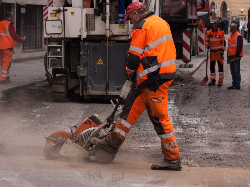 road construction, construction worker, teersäge-192894.jpg